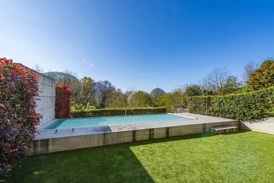 Villa moderna con piscina e vista panoramica
