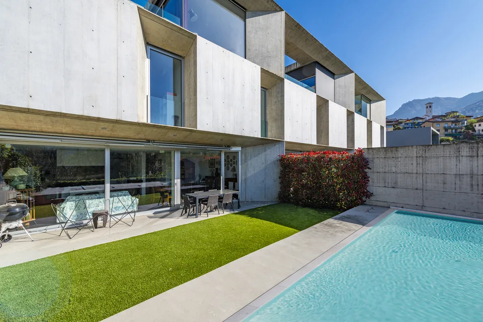 Villa moderna con piscina e vista panoramica