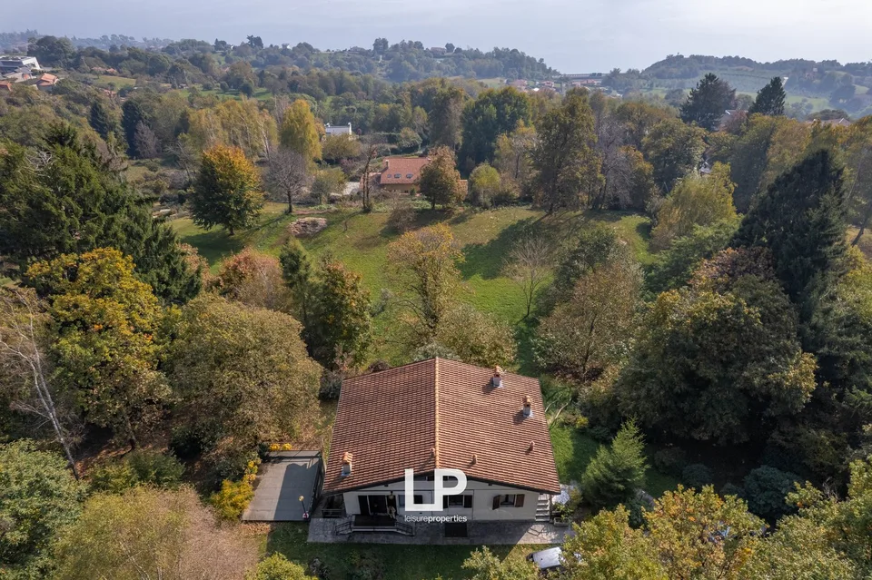 Immobile a se stante con vista lago, circondato da molto verde a Massino Visconti