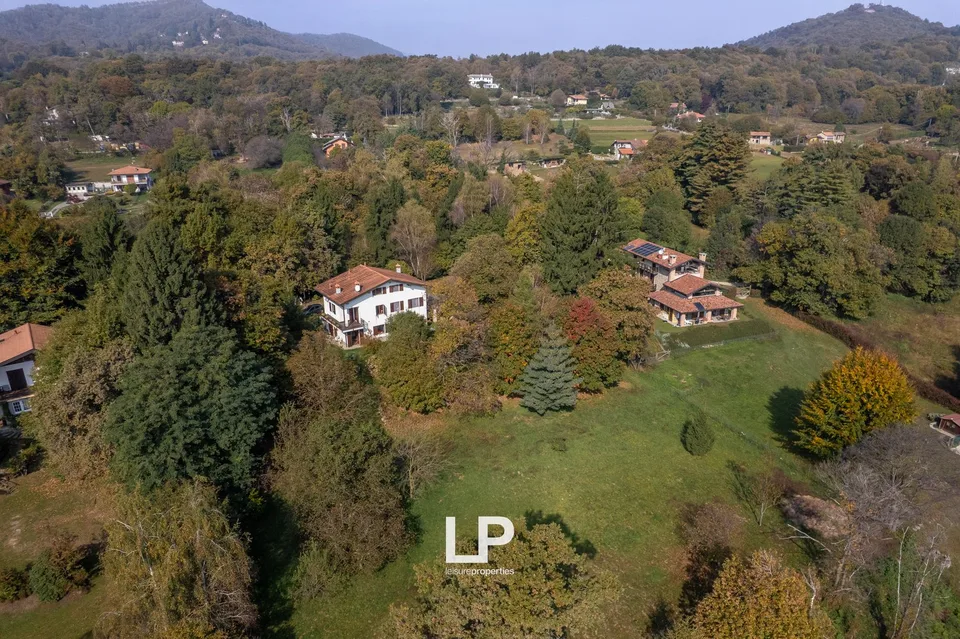 Immobile a se stante con vista lago, circondato da molto verde a Massino Visconti