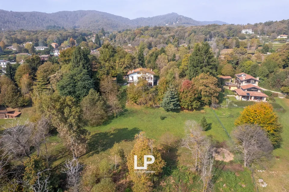 Immobile a se stante con vista lago, circondato da molto verde a Massino Visconti