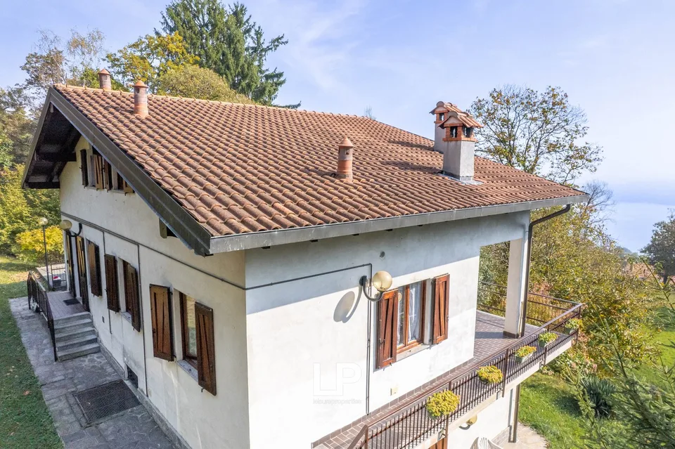 Freistehendes Anwesen mit Seeblick, umgeben von viel Grün in Massino Visconti