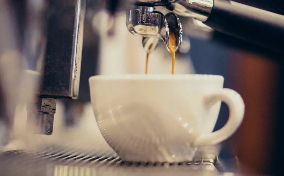 Edificio di rendita con caffè-ristorante, studi e parcheggi. Rendita lorda 7,15%
