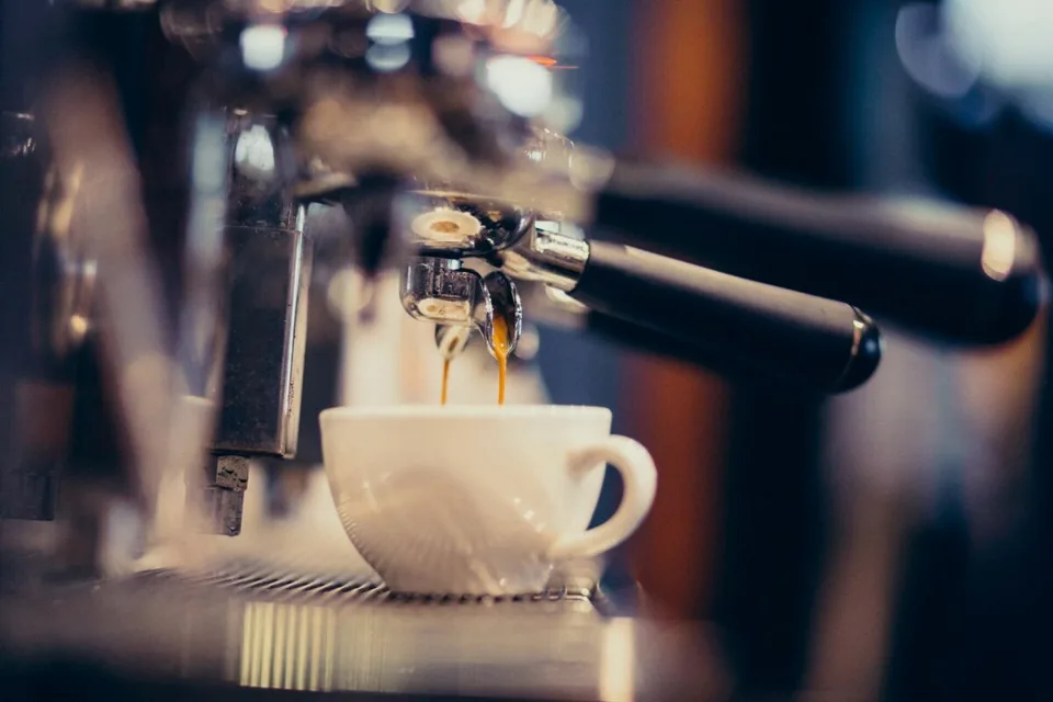 Edificio di rendita con caffè-ristorante, studi e parcheggi. Rendita lorda 7,15%