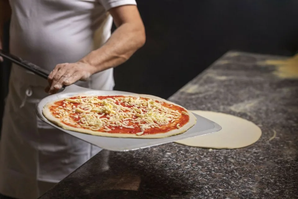 Edificio di rendita con caffè-ristorante, studi e parcheggi. Rendita lorda 7,15%