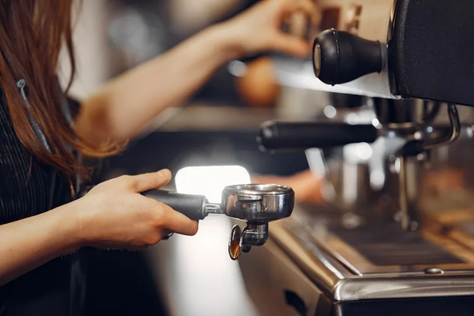 Edificio di rendita con caffè-ristorante, studi e parcheggi. Rendita lorda 7,15%