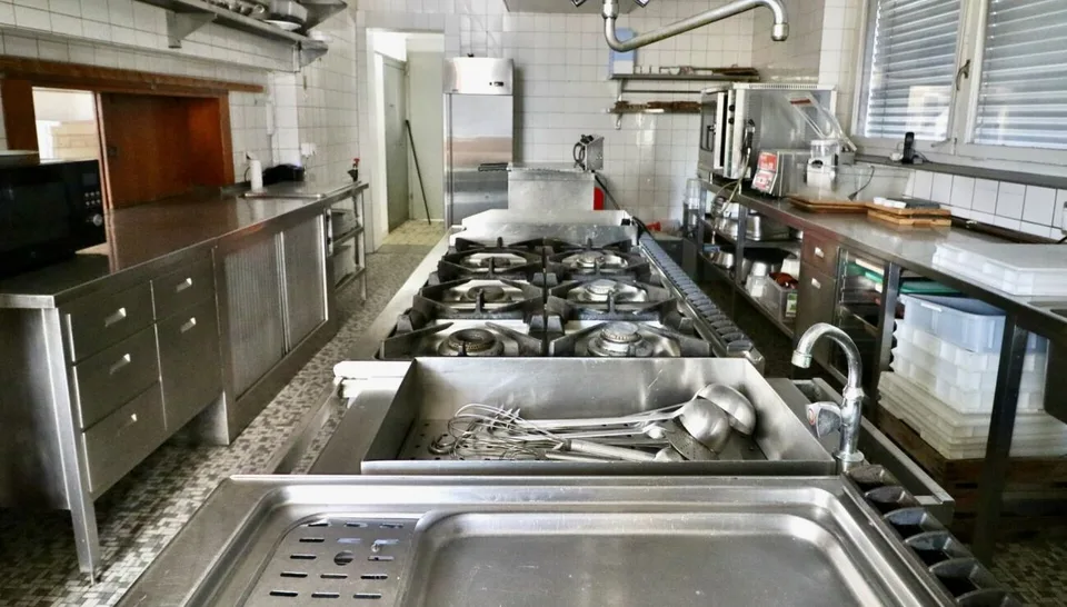 Rental building with café-restaurant, studios, and parking. Gross yield 7.15% – photo 9 of 13