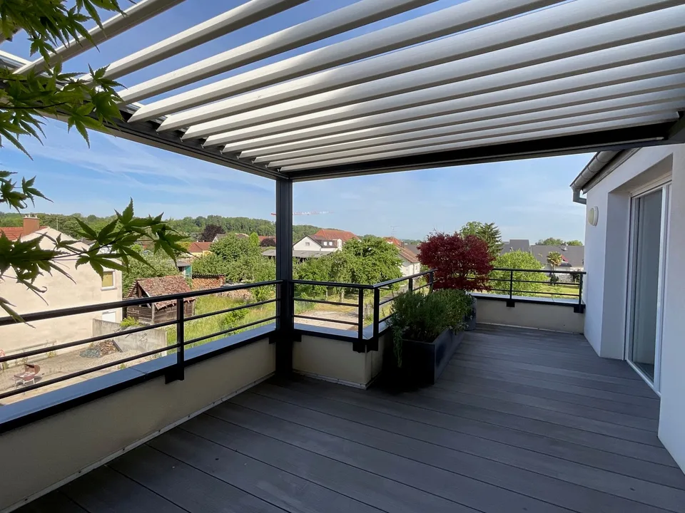 Appartement 4 pièces en attique avec terrasses, garage double, place de parking extérieure et ascenseur