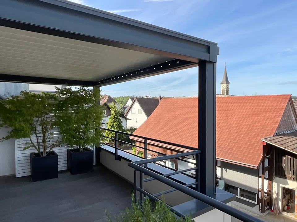 Appartement mit 4 Zimmern im Dachgeschoss mit Terrassen, Doppelgarage, Außenparkplatz und Aufzug