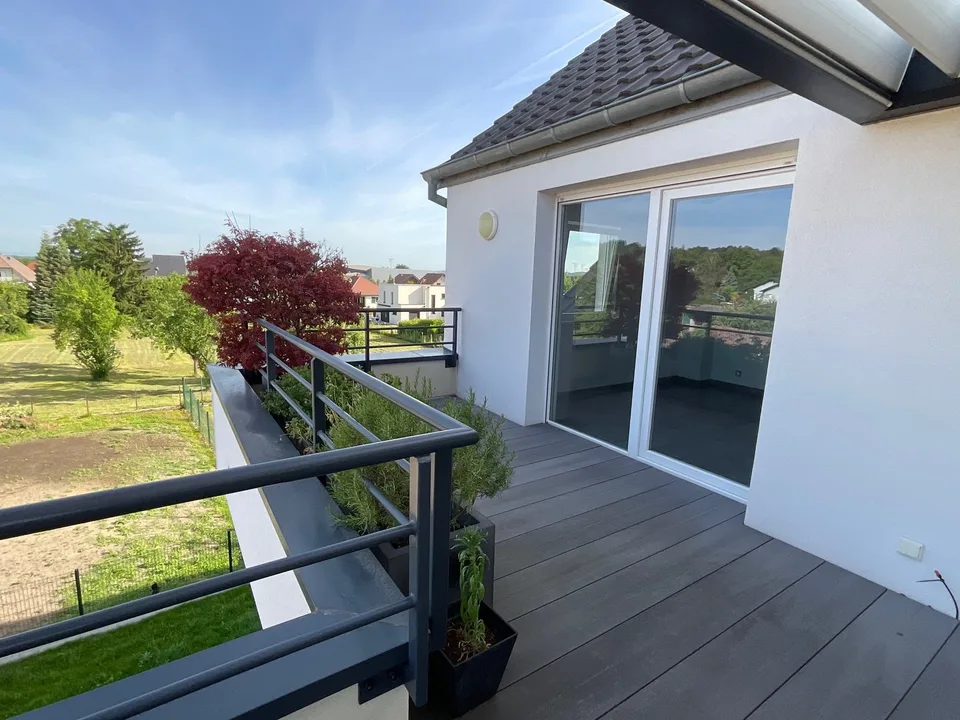 Appartement mit 4 Zimmern im Dachgeschoss mit Terrassen, Doppelgarage, Außenparkplatz und Aufzug