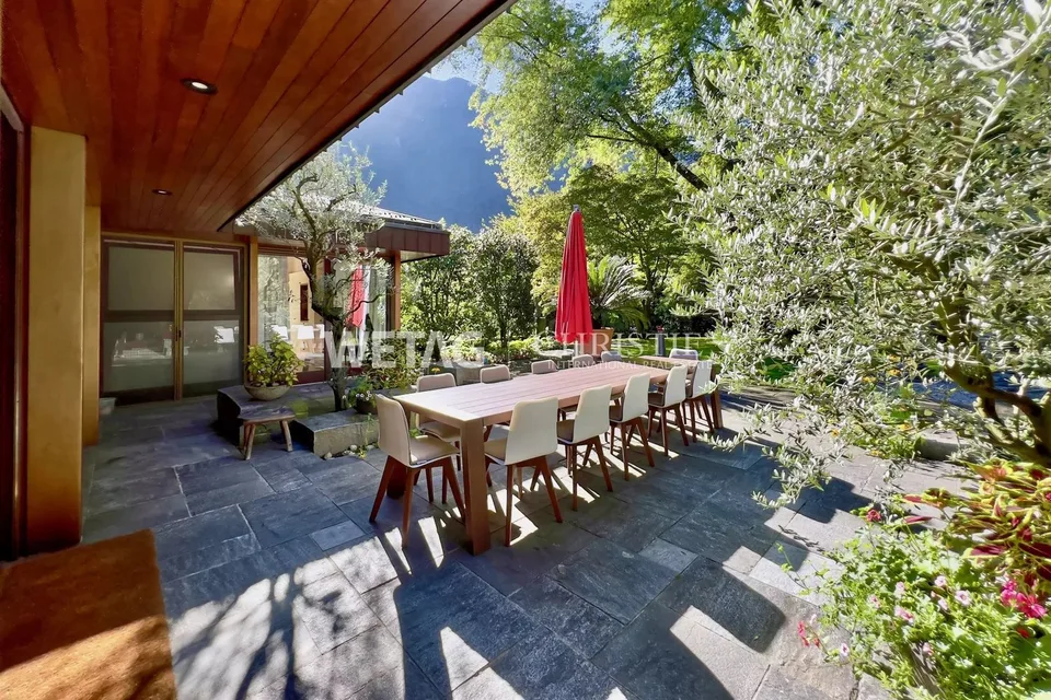Prestigevolle Villa umgeben von üppigem Grün mit grosszügigem Garten in Grono zum Verkauf – Foto 8 von 13
