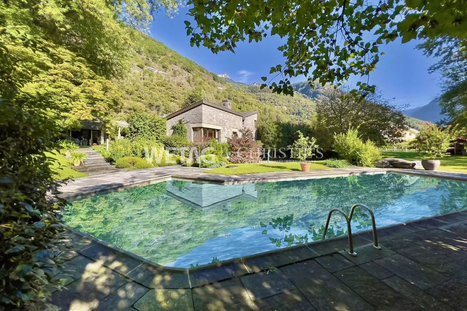 Prestigevolle Villa umgeben von üppigem Grün mit grosszügigem Garten in Grono zum Verkauf