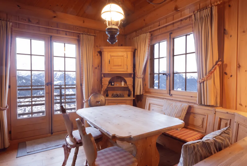 Zwei Chalets mit eigenem Charakter, die atemberaubende Ausblicke auf die Berge und das Tal bieten.