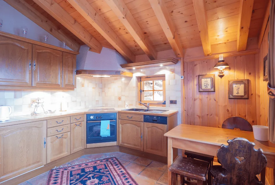 Zwei Chalets mit eigenem Charakter, die atemberaubende Ausblicke auf die Berge und das Tal bieten.