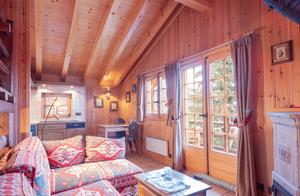 Zwei Chalets mit eigenem Charakter, die atemberaubende Ausblicke auf die Berge und das Tal bieten.