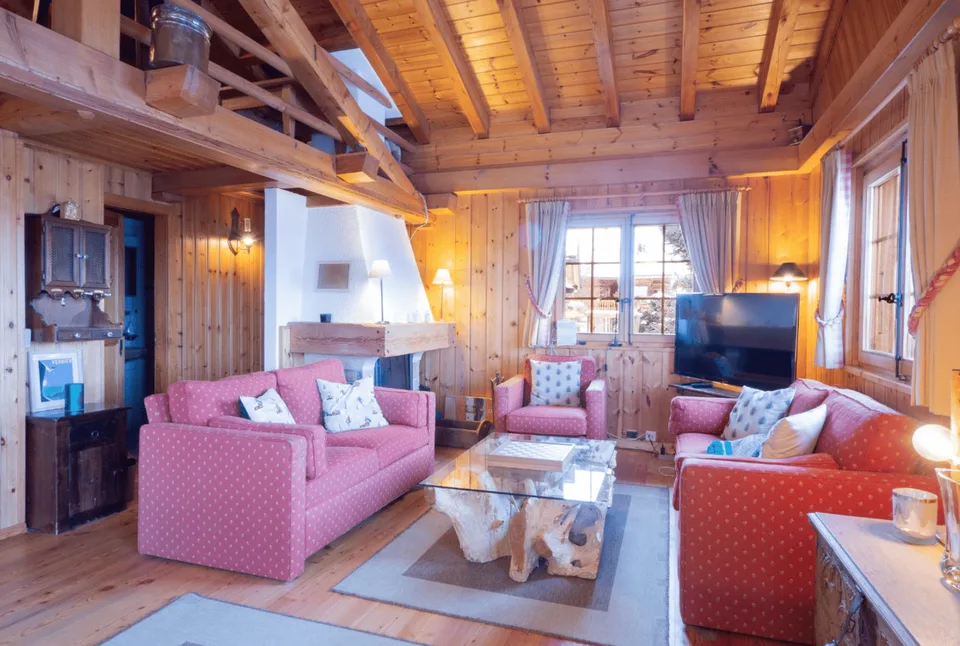 Zwei Chalets mit eigenem Charakter, die atemberaubende Ausblicke auf die Berge und das Tal bieten.