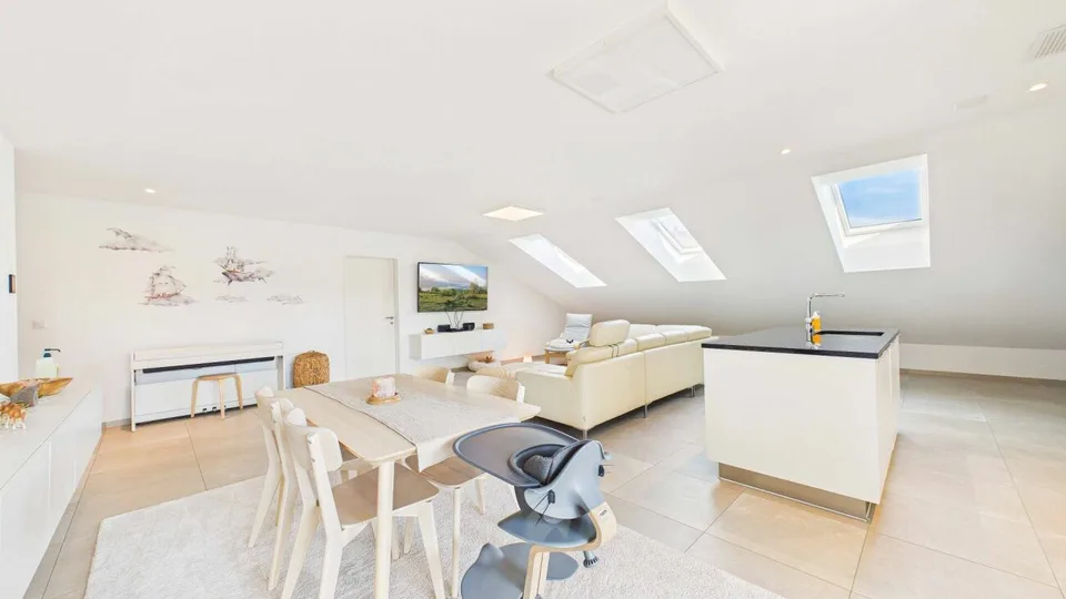 Comfort, classe e charme: maisonetta in attico di 5,5 locali a Ottenbach