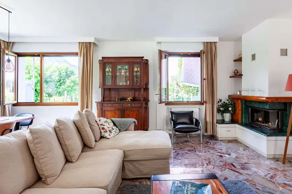 Bellissima villa divisa in tre unità, con ampio giardino e piscina, in