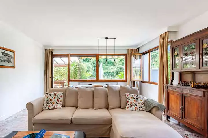 Bellissima villa divisa in tre unità, con ampio giardino e piscina, in