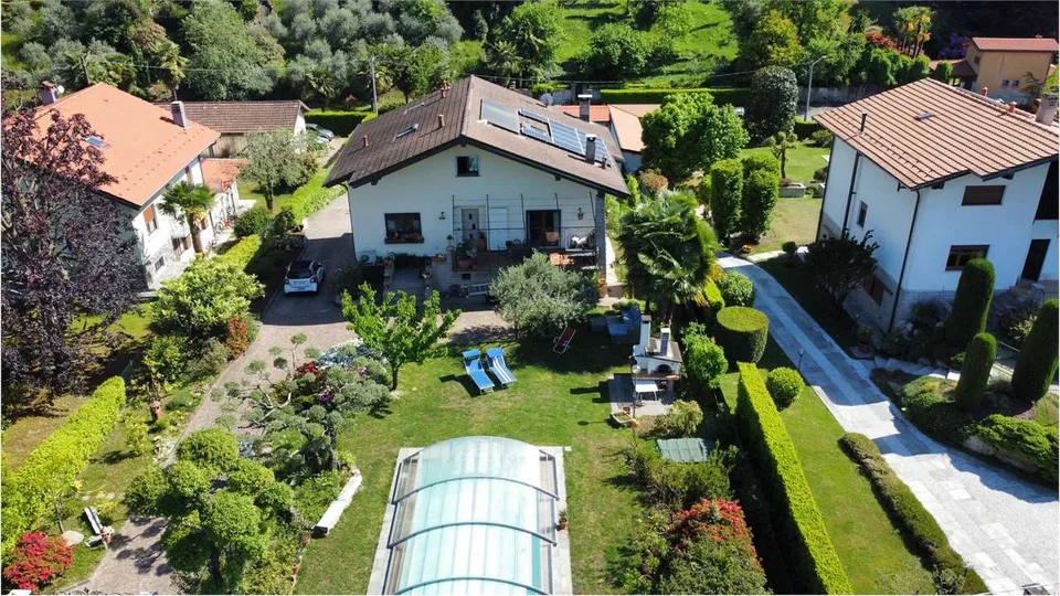 Bellissima villa divisa in tre unità, con ampio giardino e piscina, in