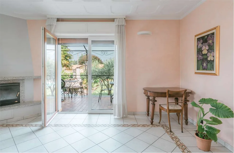 Bellissima villa divisa in tre unità, con ampio giardino e piscina, in – foto 8 di 13