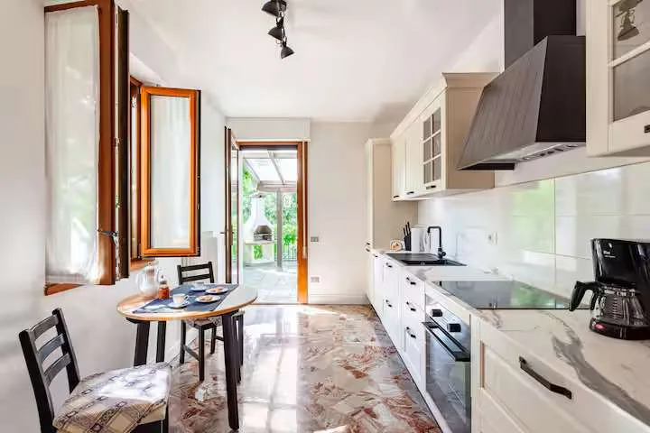 Bellissima villa divisa in tre unità, con ampio giardino e piscina, in