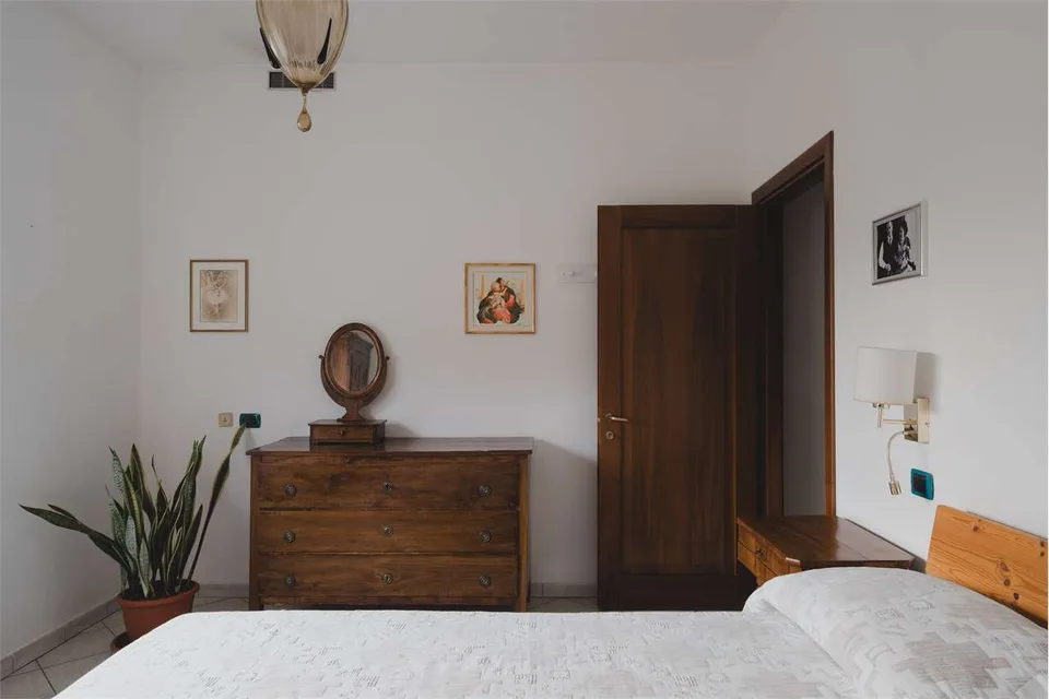Bellissima villa divisa in tre unità, con ampio giardino e piscina, in – foto 11 di 13