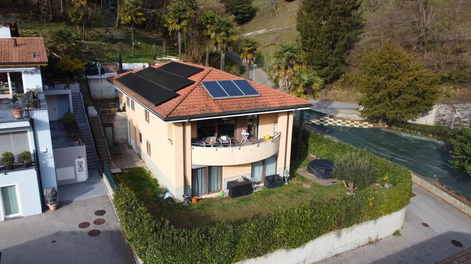 Villa avec deux appartements et parc privé à Figino