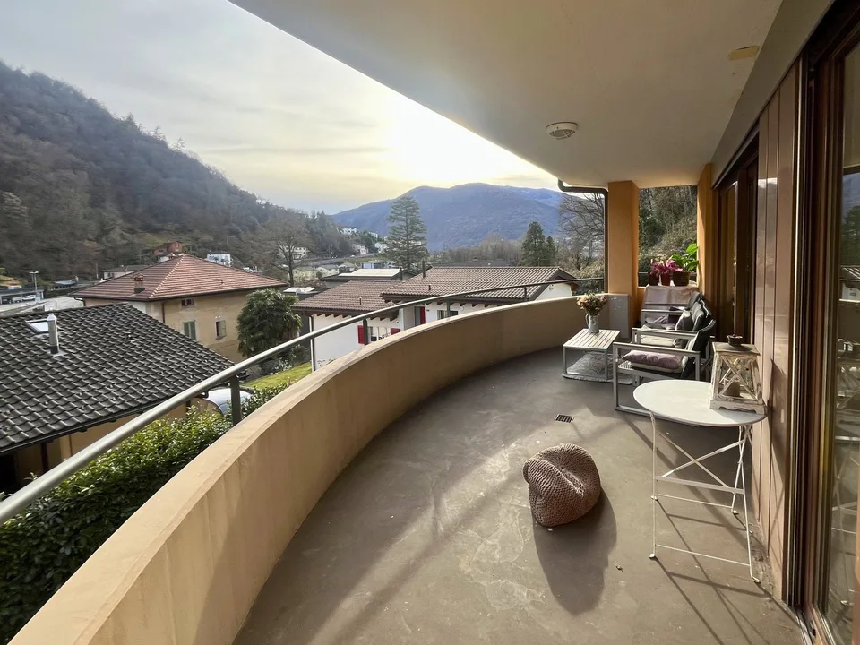 Villa with two apartments and private park in Figino – photo 16 of 22