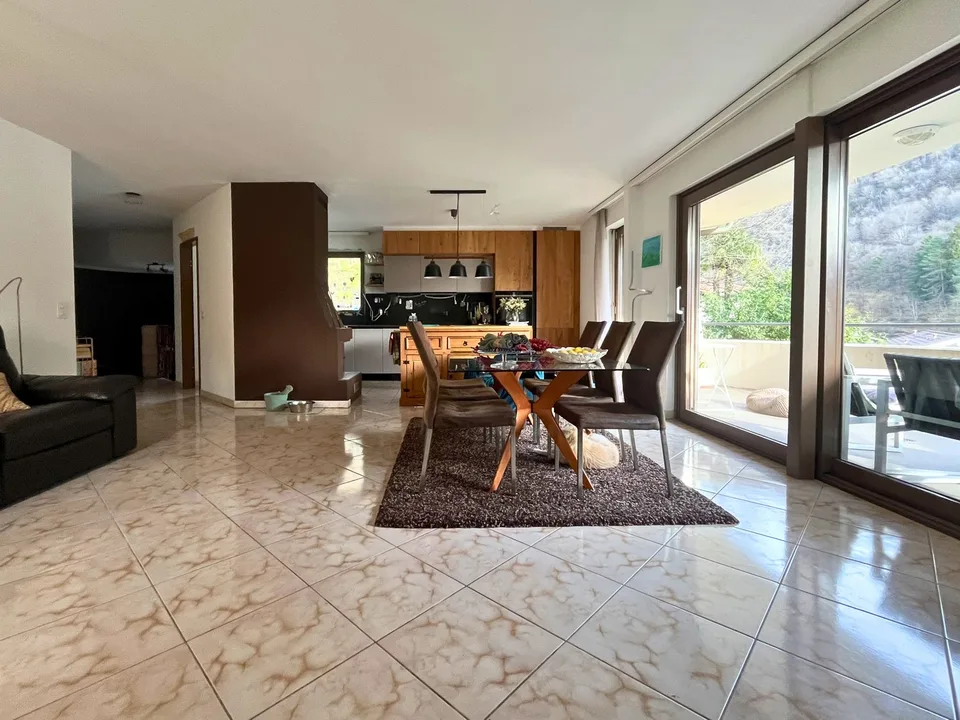 Villa with two apartments and private park in Figino – photo 11 of 22