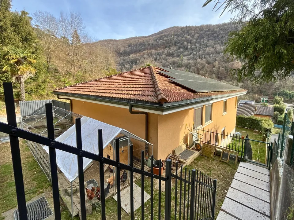Villa with two apartments and private park in Figino – photo 8 of 22