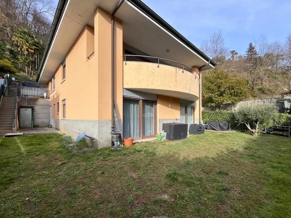 Villa avec deux appartements et parc privé à Figino