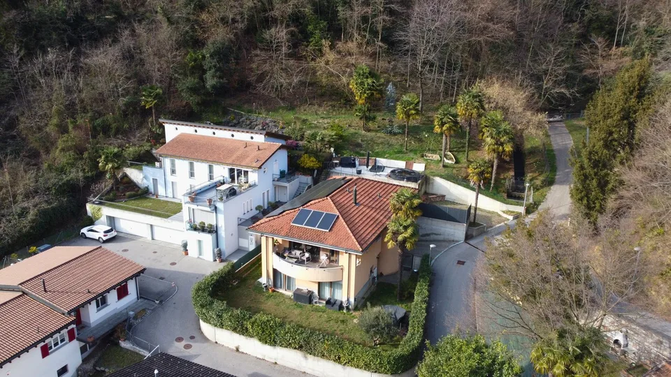 Villa avec deux appartements et parc privé à Figino