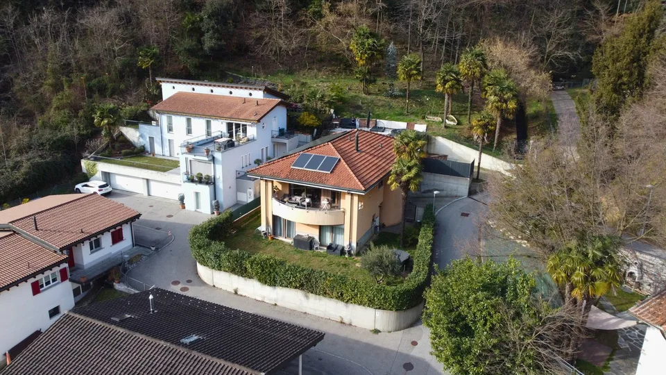 Villa avec deux appartements et parc privé à Figino