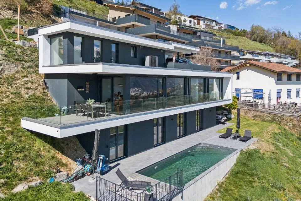 Villa de standing en dominance sur la plaine.