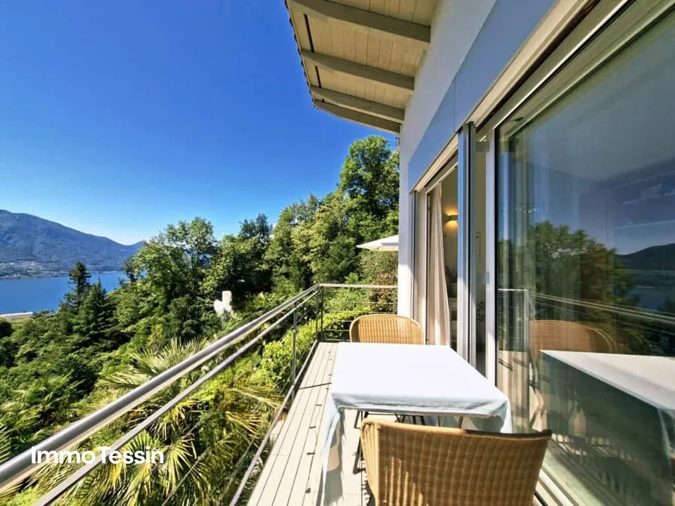 Un'oasi di pace sopra il Lago Maggiore, villa esclusiva con piscina e vista spettacolare sul lago