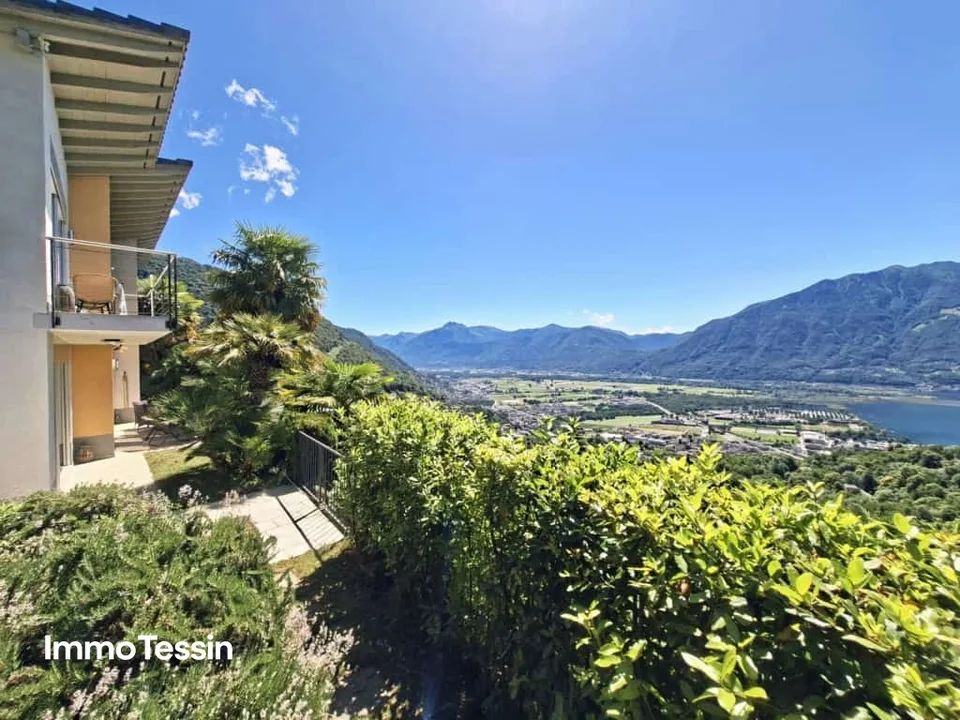Un'oasi di pace sopra il Lago Maggiore, villa esclusiva con piscina e vista spettacolare sul lago