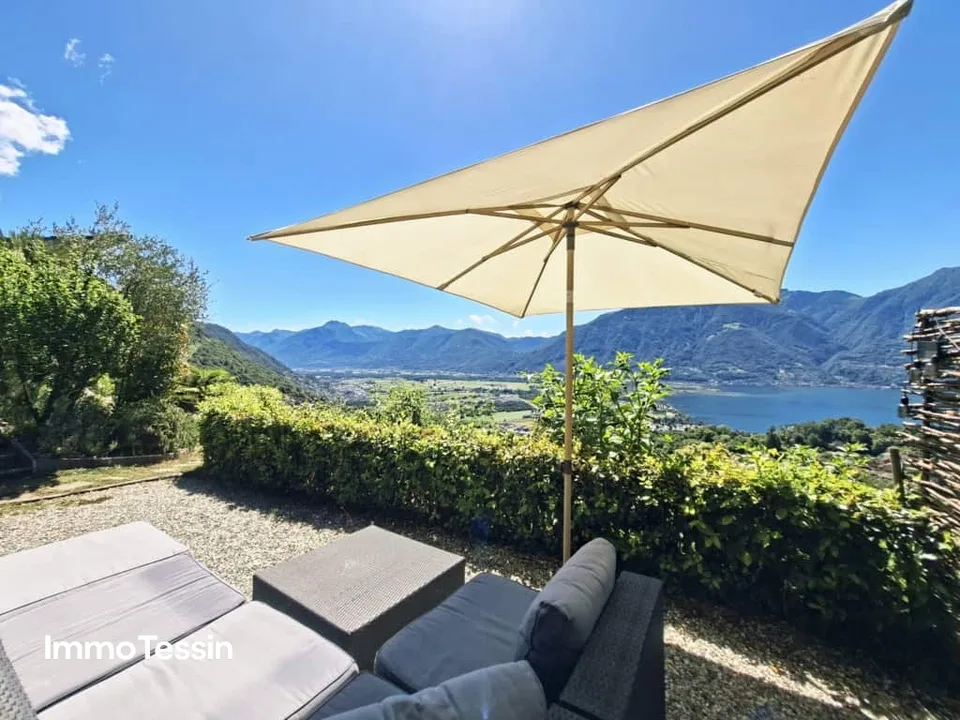 Un'oasi di pace sopra il Lago Maggiore, villa esclusiva con piscina e vista spettacolare sul lago