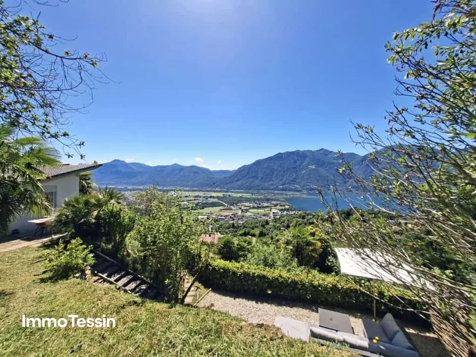 Un'oasi di pace sopra il Lago Maggiore, villa esclusiva con piscina e vista spettacolare sul lago