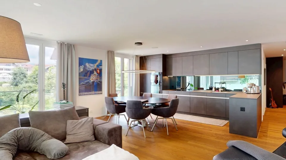 Appartamento smart home di lusso 3,5 locali con balcone in giardino invernale e stazione di ricarica elettrica a Ballwil