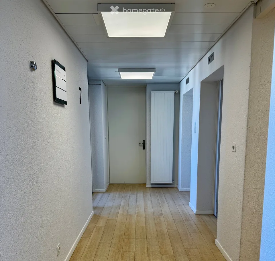Ihr neues Büro mit Panoramablick auf den Flughafen!