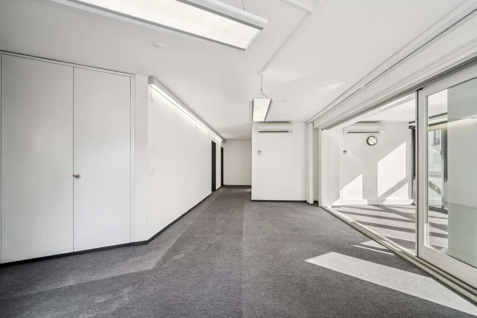 Spazi ufficiali moderni in posizione centrale a Neuhausen