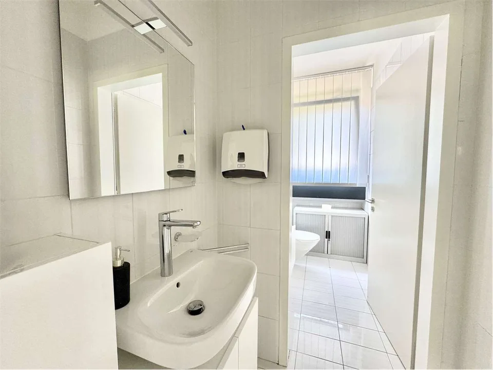 Elegant, bright office of 4.5 rooms, just a few steps from the center of Lugano – photo 10 of 10