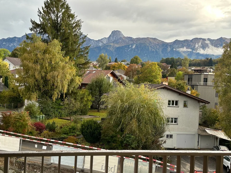 Appartamento moderno di 4 locali con balcone e bella vista a Uetendorf