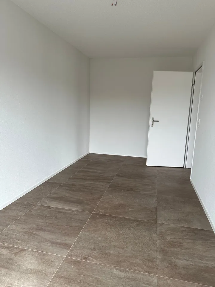 Appartamento moderno di 4 locali con balcone e bella vista a Uetendorf