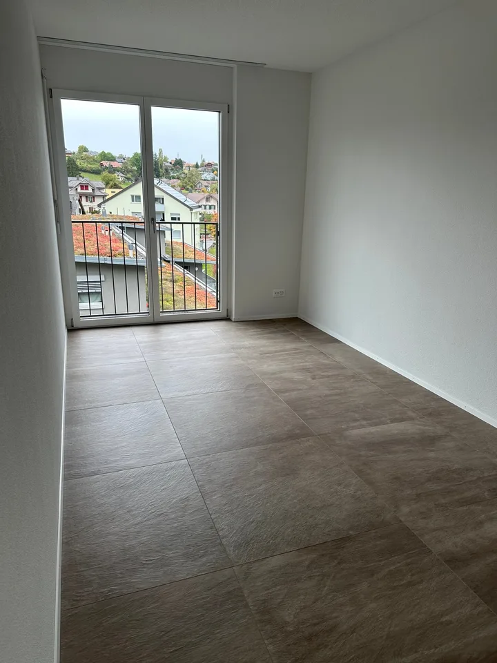 Appartamento moderno di 4 locali con balcone e bella vista a Uetendorf