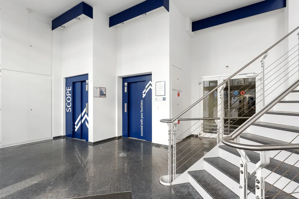TOP AUSGEBAUTE BÜROFLÄCHEN MIT BLICK AUF DEN RHEIN