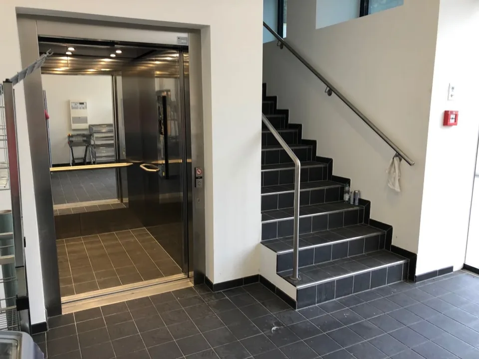 Spazio commerciale per ufficio al primo piano/ Gewerberaum ideal für Büro, Produktion oder Schulung