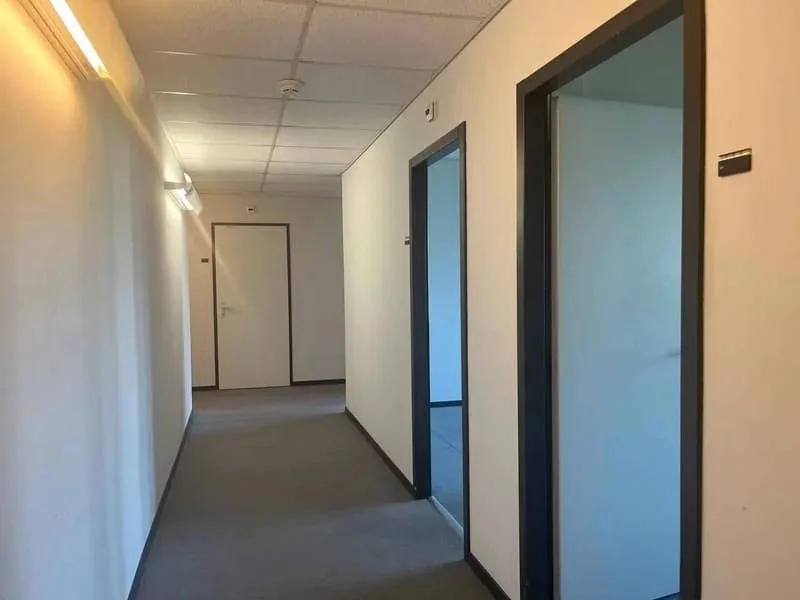 Bureaux aménagés à proximité de l'aéroport – photo 7 sur 11