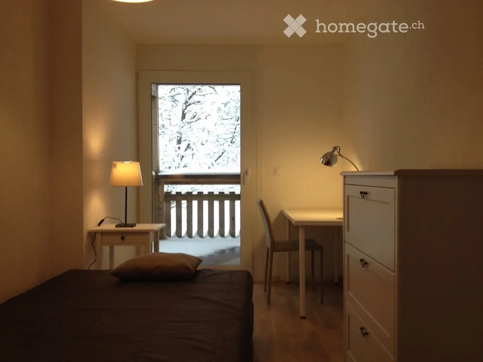 Zimmer mit Möbeln in den Höhen von Lausanne